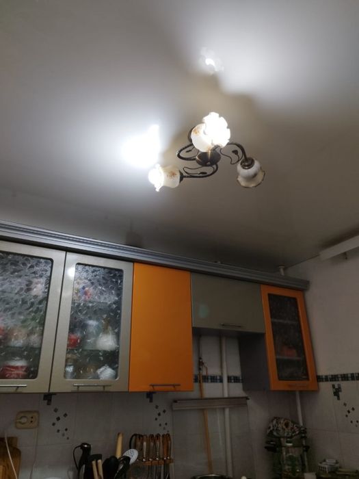 Продам люстру красивая, компактная с 3 плафонами