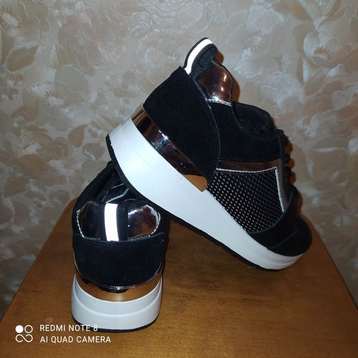 Продам кроссовки 39 размер