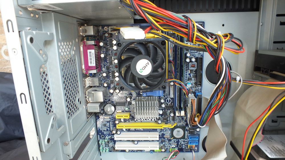 Sistem PC complet, AMD Sempron 2,2 Ghz, 2GB RAM, monitor Yakumo TFT 17
