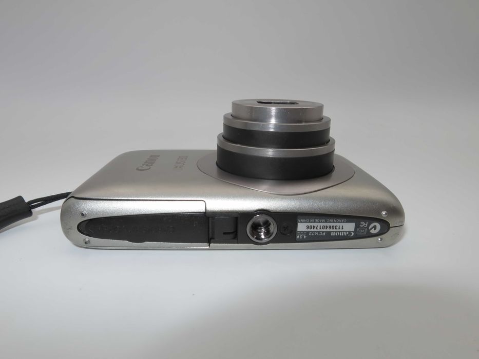 Canon IXUS 130 ултра компактен цифров фотоапарат, дигитална камера в сребърен цвят, 14MP, отлично състояние, пълен комплект, работи перфектно!