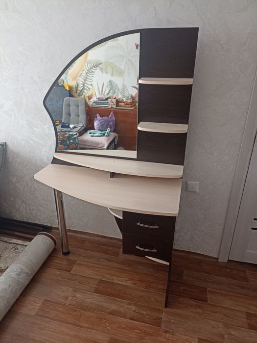 Продам туалетный столик