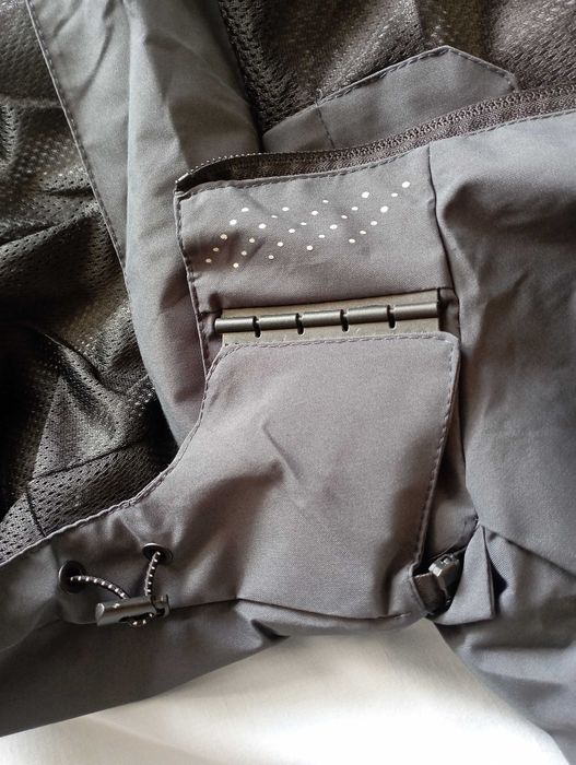 Лека водоустойчива ветровка за 100% защита от вятър и дъжд всеки сезон