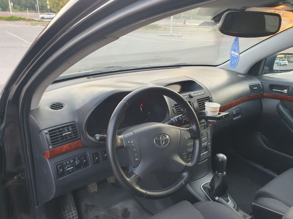 Салон за Тойота Авенсис