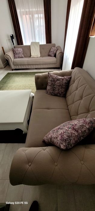 De vânzare 2 canapele cu 3  respectiv 2.locuri extensibile