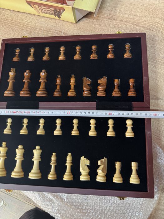 Шахматы с царапинами