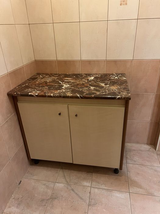 Set bucătărie: masă + 4 scaune + dulap Neoset – stare foarte bună