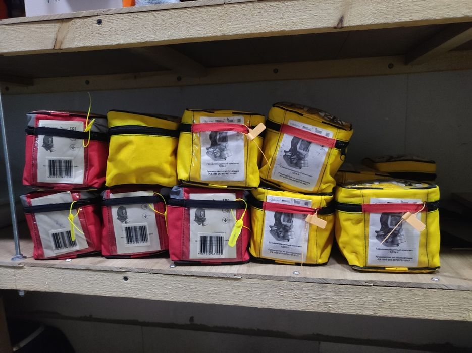 Противогаз , современный и старого образца новые