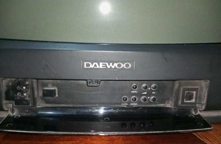 Телевизор DAEWOO с пультом.