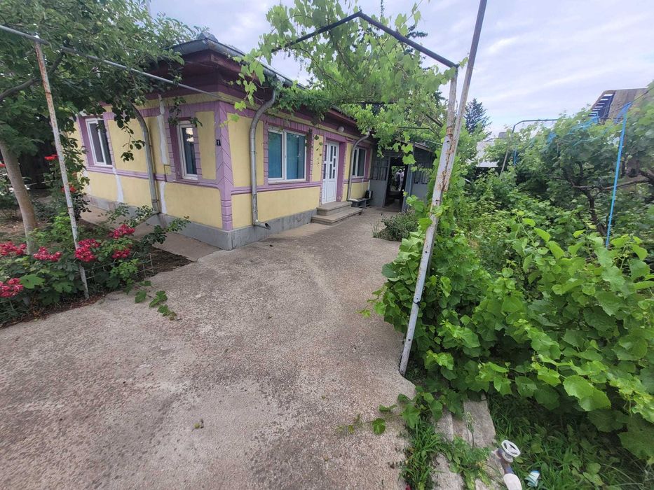 Casă 3 camere + teren 596 mp, Strada Sărbească nr. 1, Râmnicu Sărat – stare foarte bună