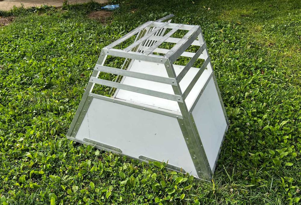 Cușcă aluminiu transport câini de talie medie – fǎcutǎ pt RAV4 PHEV