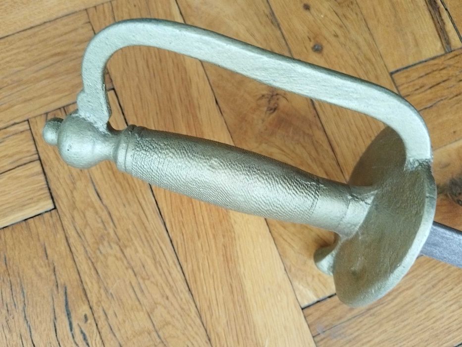 Старинна рапира, шпага, меч, сабя. Стара маска, шлем за фехтовка