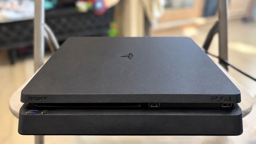 PlayStation 4 Slim 1TB + 2 controllere Sony DualShock 4