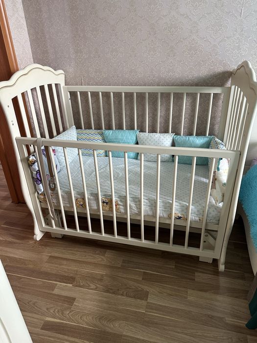 Манеж из дерева с матрасом