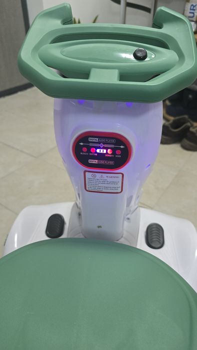 Masinuta electrica cu sunete si baloane de sapun