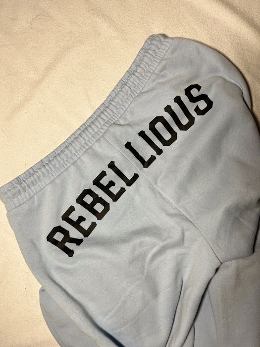 Светло син анцунг с надпис Rebellious