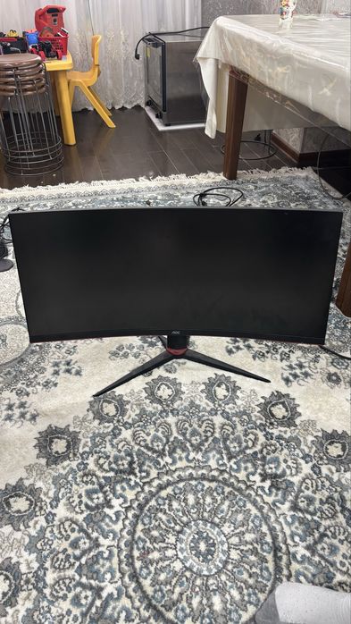 Монитор рабочий с полосой на экране