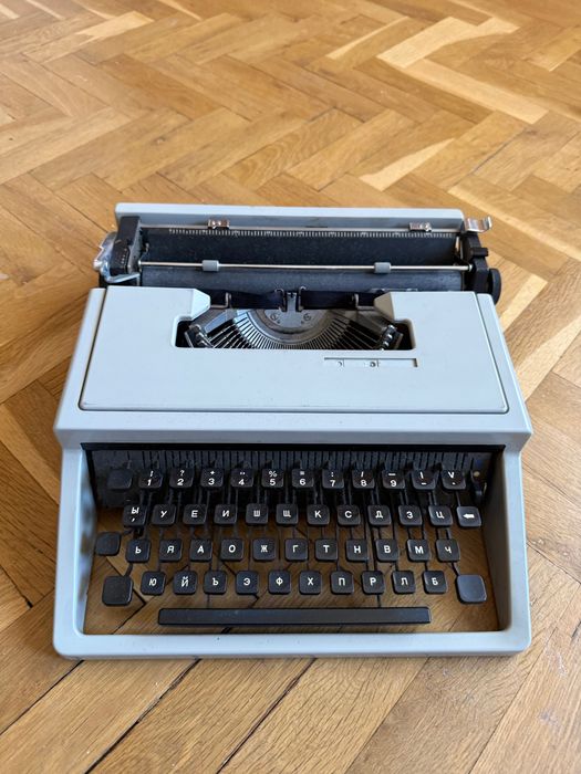 Пишеща машина на кирилица Olivetti