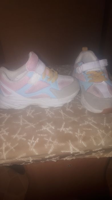 Кроссовки для девочки