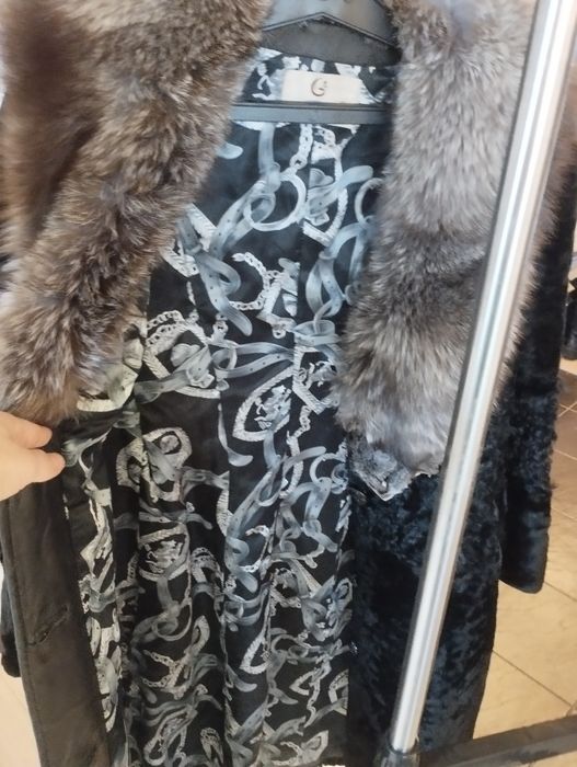 Продается шуба с меховым воротником.