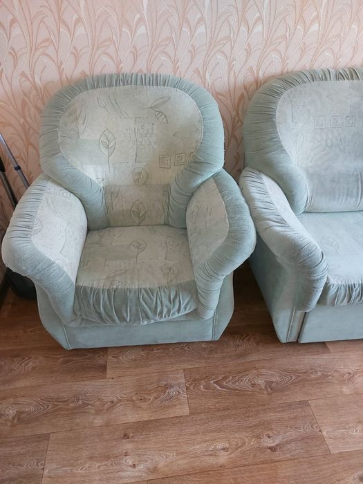 Продам 2 дивана и 1 кресло