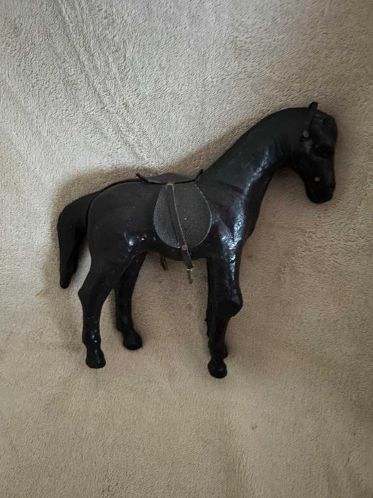 Сувенир кон от естествена кожа
