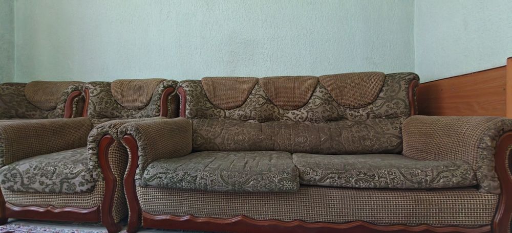 Продается диван старый