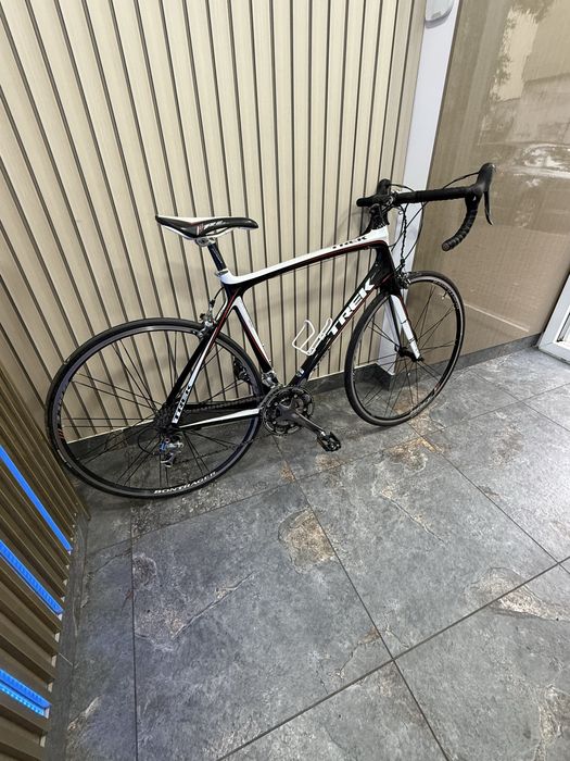 Fane Amanet: Bicicletă de șosea Trek Madone 4.7 din carbon