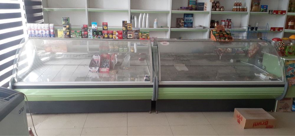 Витринный холодилник сотилади