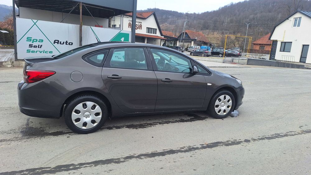 Opel Astra J Notchback (2014) – 1.6 Benzină