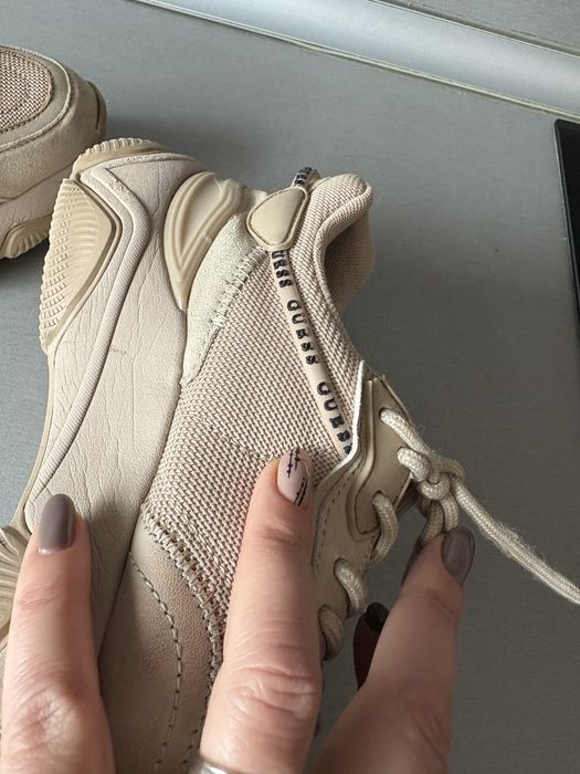 Сникърси GUESS -много запезени