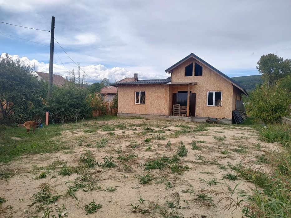 Vand casa in comuna Bujoreni sat Olteni.