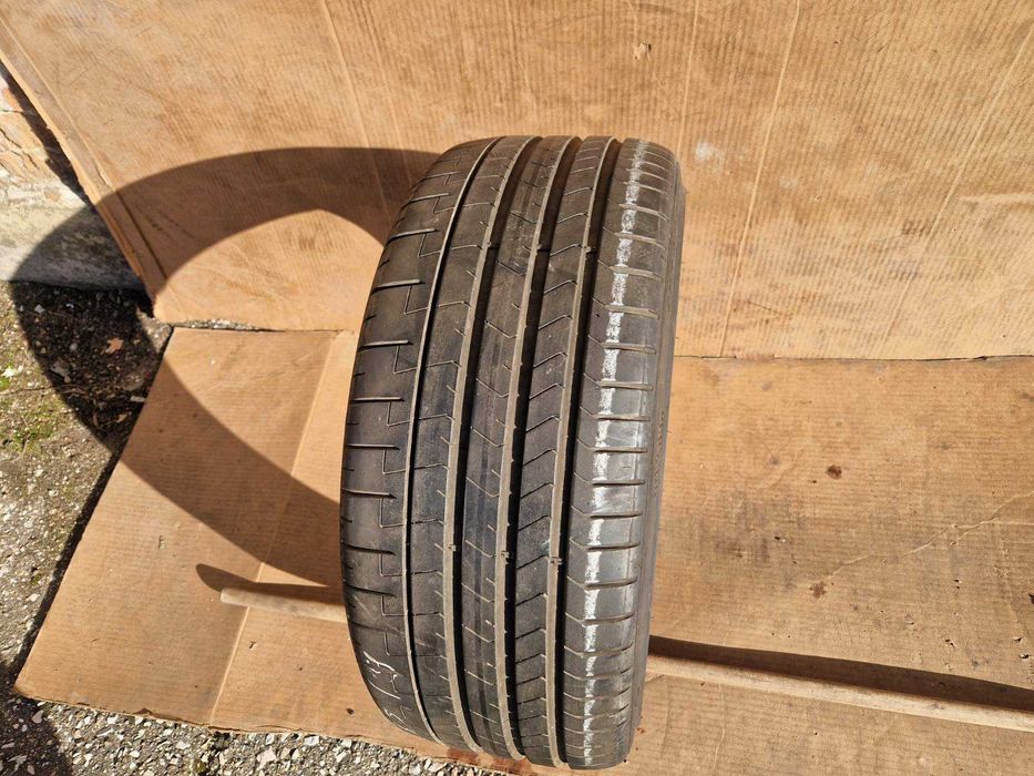 1 Pirelli R19 235/35 Лятна гума DOT4422