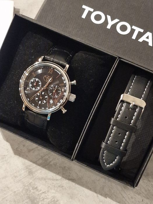 Продам часы TOYOTA оригинальные