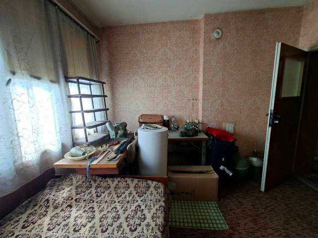 Втори етаж от къща с допълнителни помещения и гараж, широк център