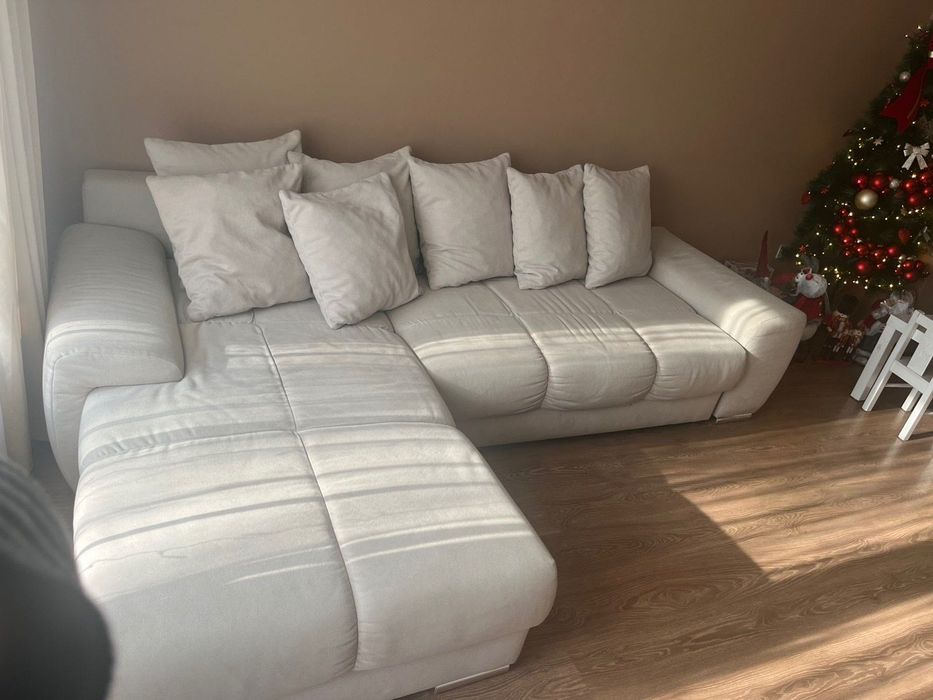 Диван бежов с 8 възгавници