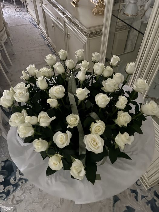 Белые розы в большой коробко