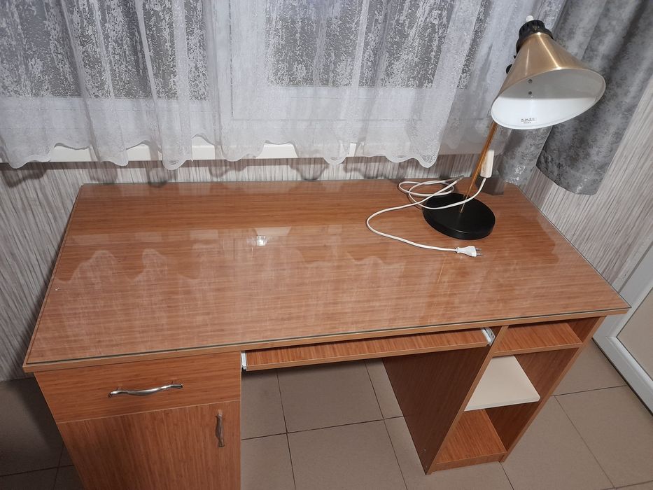 Почти-ново бюро с претпазно стъкло