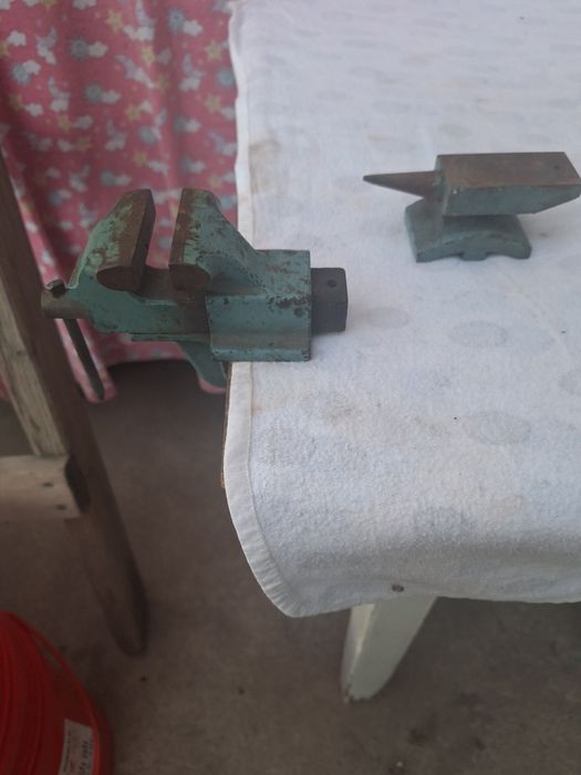 Тиски и наковальня .