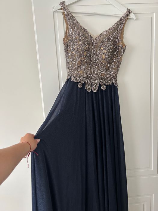 Продавам дълга официална рокля