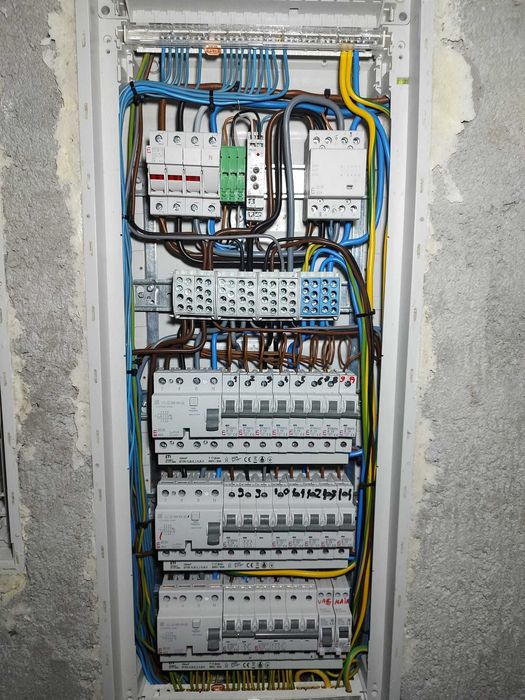 Electrician autorizat ANRE – instalații, tablouri, circuite dedicate