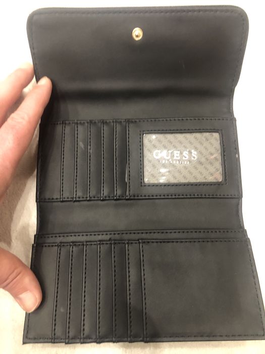 Маркови дамски портмонета Guess