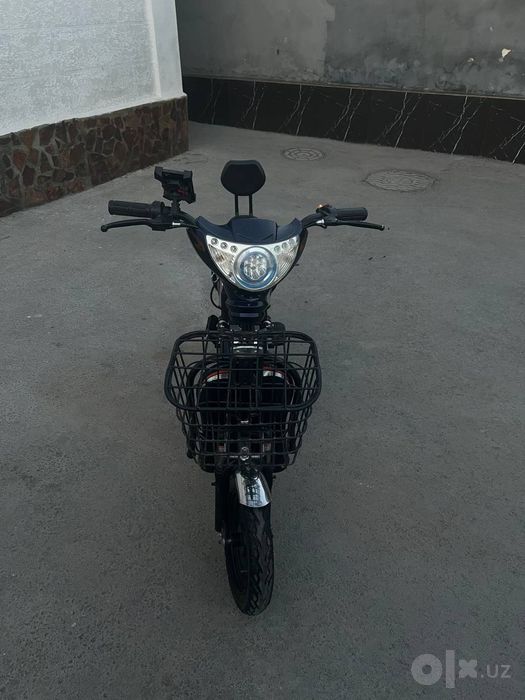 Skuter ideal batare yengi qoyilgan 40 50km yuradi 35 40 tezlikda