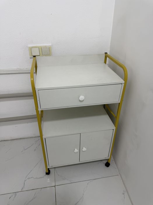 Продам парикмахерское кресло с зеркалом.
