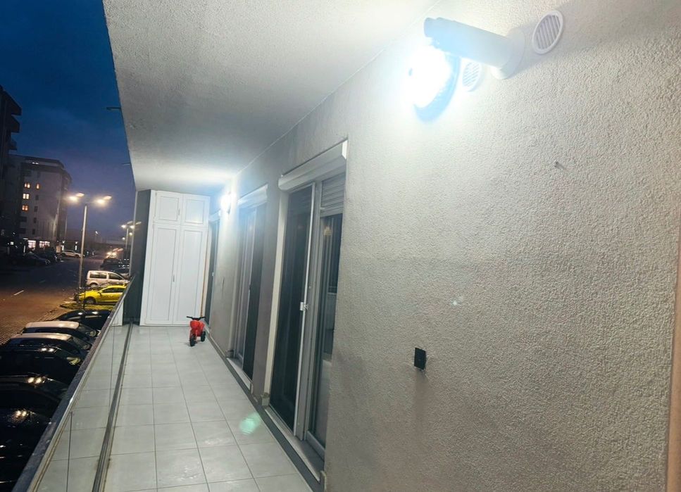 Închiriez apartament DE LUX cu 3 dormitoare+living și bucătărie, 2 bai, balcon, parcare, mobilat , utilat