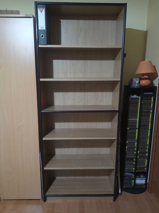 Dulap haine și rafturi