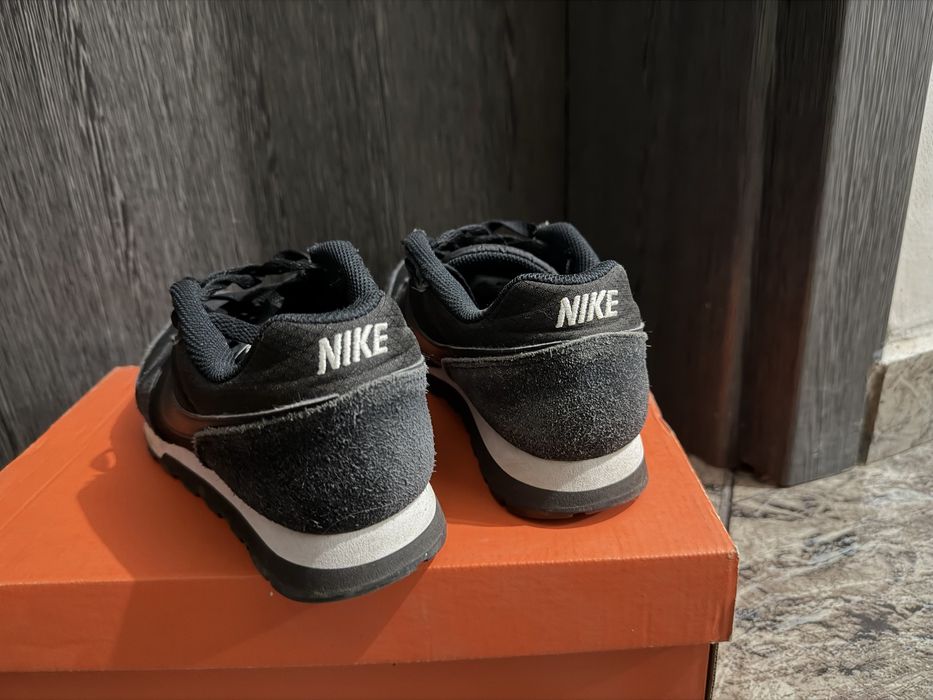 Маратонки Nike.