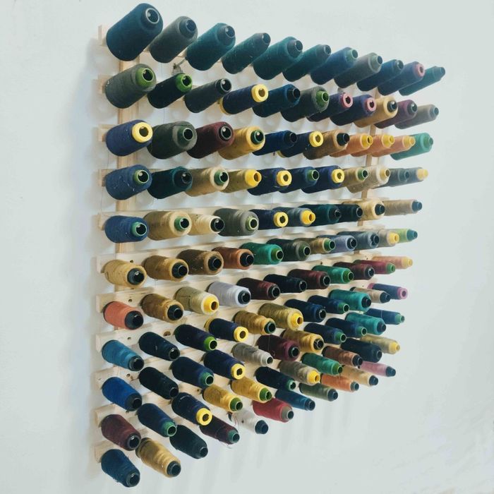 Настенная вешалка для ниток