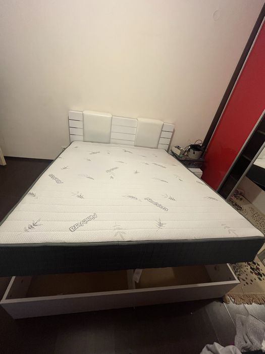 Продавам легло 180х200 матрак е от миналата година