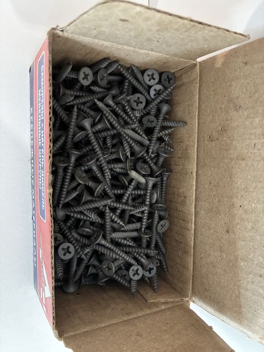 Продам саморезы новые в упаковках