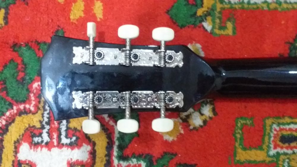 Okustik gitara sotiladi